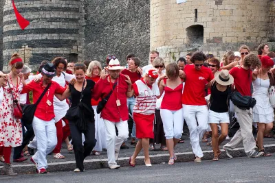 Sirtaki flash mob at Accroche-Cœurs festival