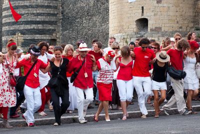 Sirtaki flash mob at Accroche-Cœurs festival

